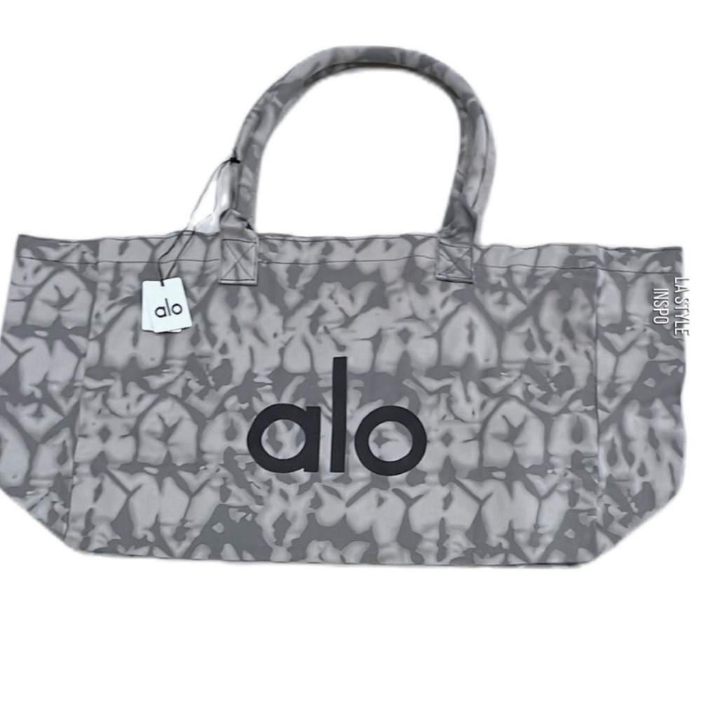 Alo bag new camouflage gray print yoga gym duffel luggage travel shopper tote - Picture 2 of 4